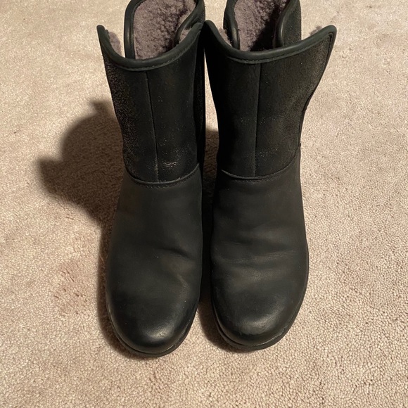 Ugg Renetta shearling lined black bootie - Picture 1 of 14